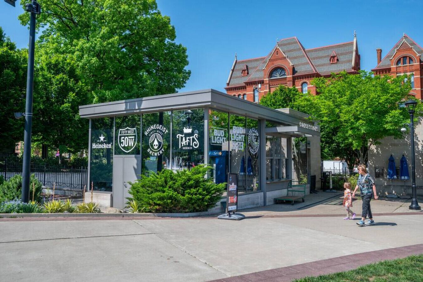 Een overdekt terras met borden voor Heineken, Fifty West Brewery en Taft's.
