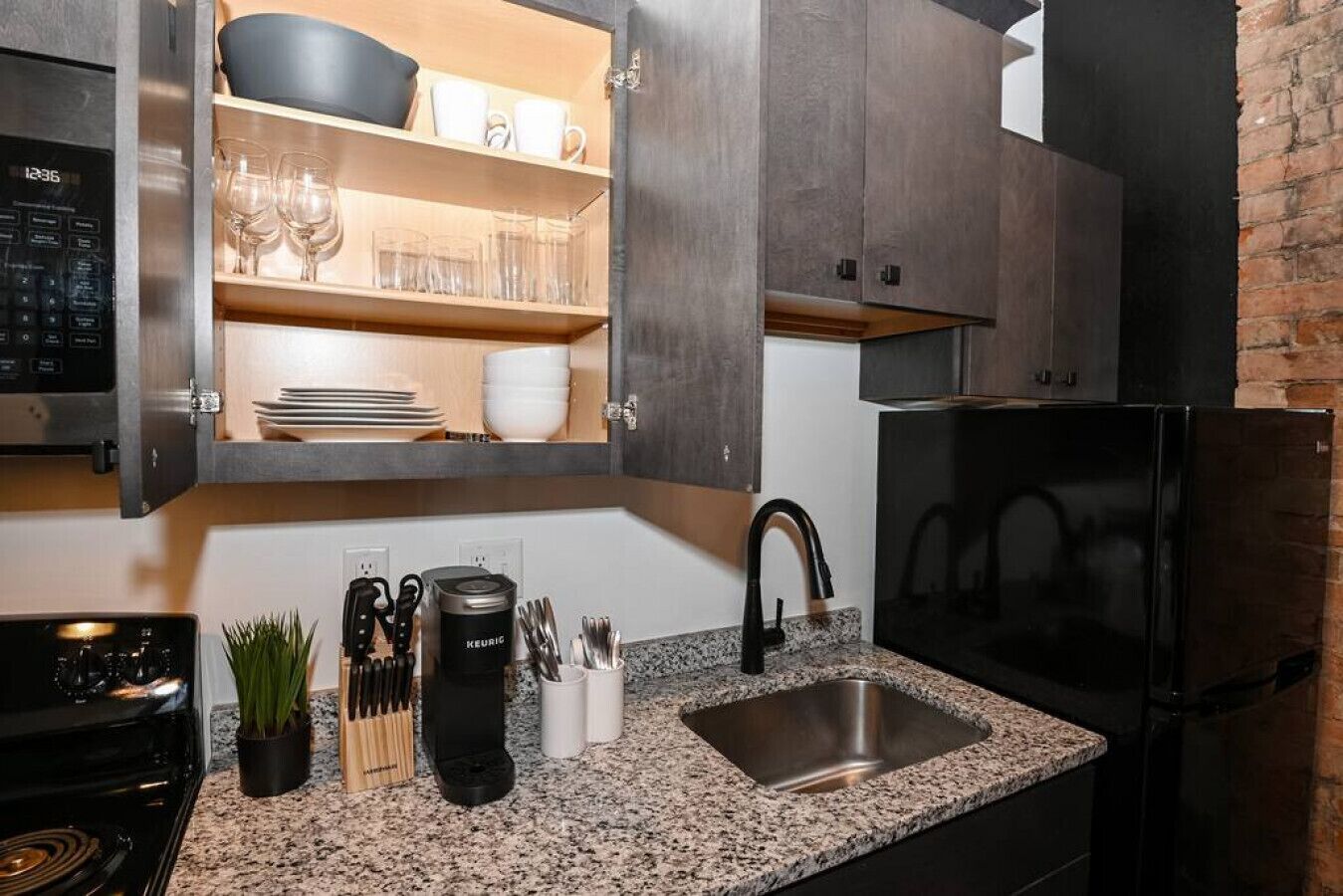 Refrigerador, microondas, horno y parrilla de estufa 