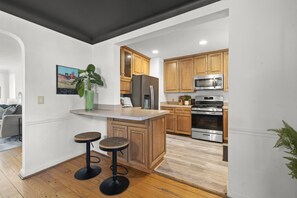 Fridge, microwave, oven, stovetop - Zan Court Unit 1 · Mt Lookout Hideaway (Cincinnati)
