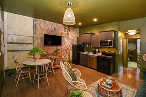 المنشأة من الداخل