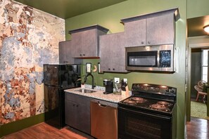 ثلاجة، ميكروويف، فرن، موقد طهي مسطح