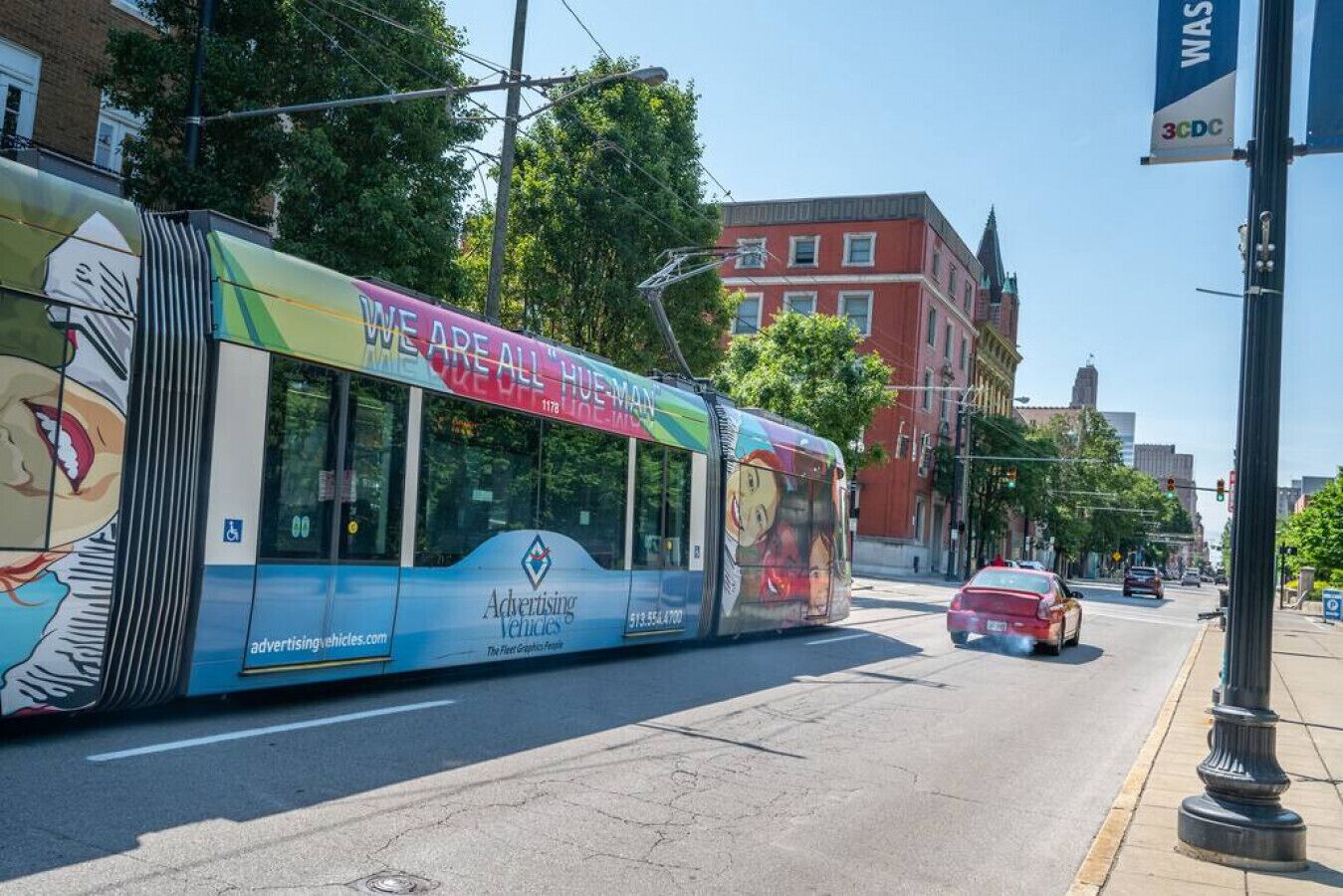 Ein Bus mit Werbung an der Seite.