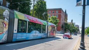 Ein Bus mit Werbung an der Seite.