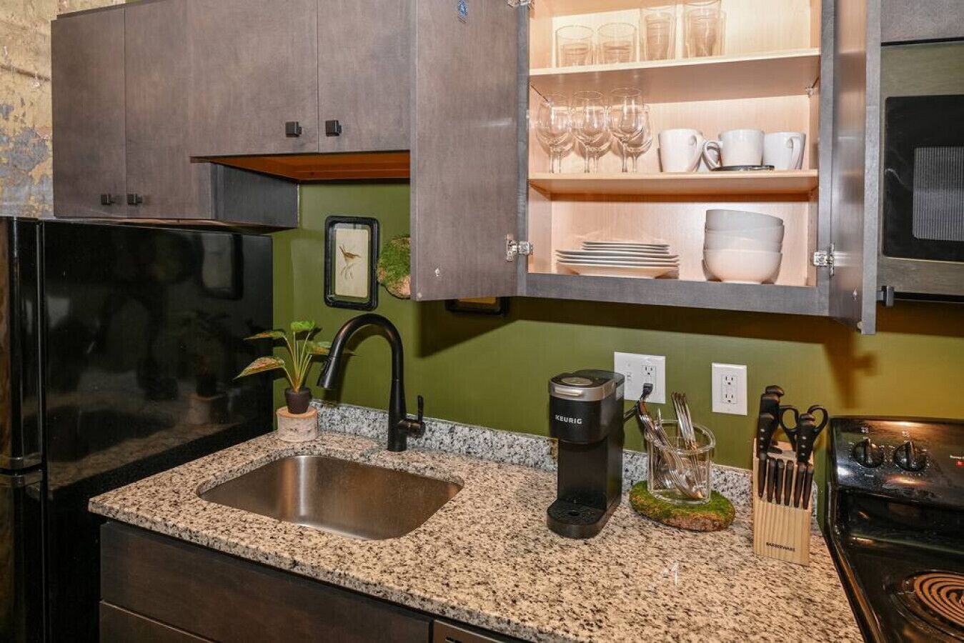 Réfrigérateur, micro-ondes, four, plaque de cuisson