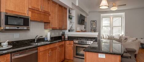 Jääkaappi, mikroaaltouuni, uuni, liesi