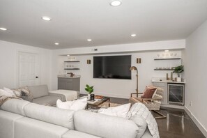 TV, fireplace - 1413 Pleasant St  · OTR Hideaway (Cincinnati)