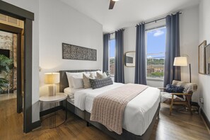 2 bedrooms, desk, iron/ironing board, WiFi