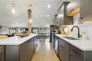 Køleskab, mikrobølgeovn, ovn, kogeplade