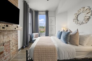 2 bedrooms, desk, iron/ironing board, WiFi