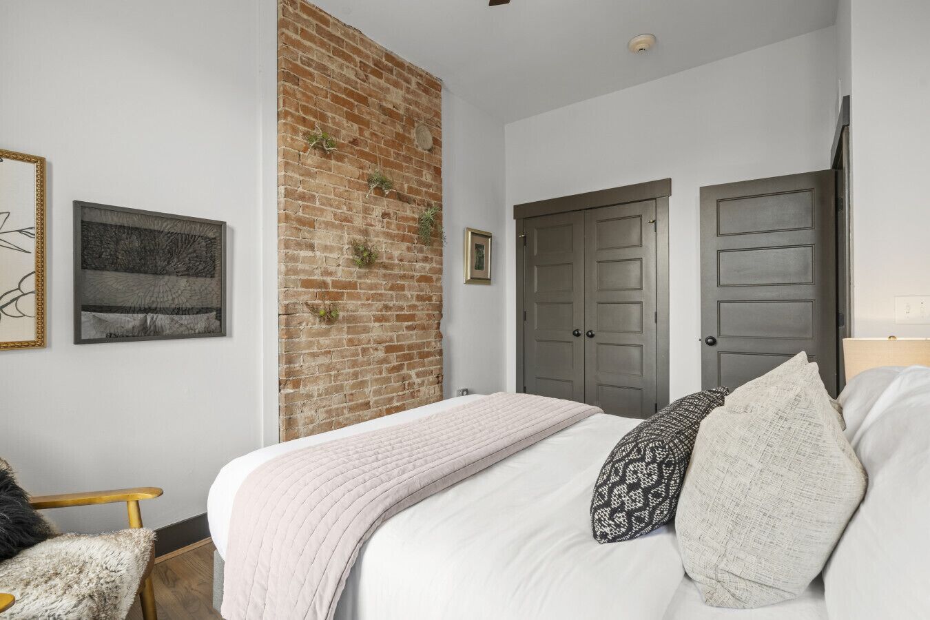 2 bedrooms, desk, iron/ironing board, WiFi