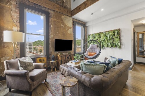 Elm 7  · The Loft OTR | The Cable House