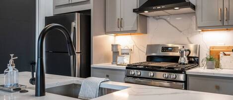 ثلاجة، ميكروويف، غسالة أطباق، ماكينة لصنع القهوة/الشاي