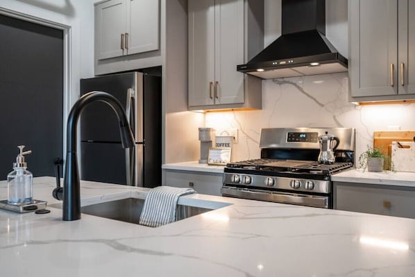 Kühlschrank, Mikrowelle, Geschirrspüler