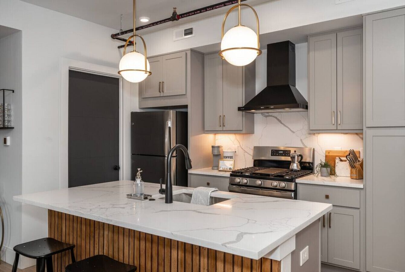 Een koelkast, een microgolfoven, een vaatwasser