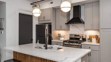 Een koelkast, een microgolfoven, een vaatwasser