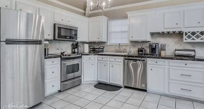 Cheerful 3-bedroom 2bathroom with garage