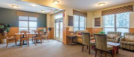 Televisión, chimenea y libros