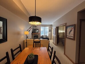 Fernseher, Kamin, Bücher