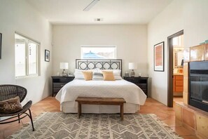 3 عدّة غرف نوم وخزنة داخل الغرفة ومكتب ومكواة/لوح كي