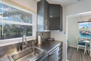 Kühlschrank, Mikrowelle, Herdplatte, Geschirrspüler