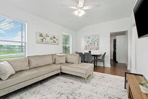 Smart TV - Central Houston - Bright and Spacious Modern Mid - 4 miles to DT (Houston)