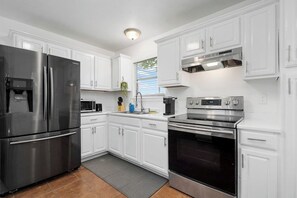 Fridge, oven, stovetop - Central Houston - Bright and Spacious Modern Mid - 4 miles to DT (Houston)