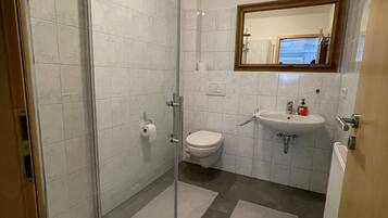 Dusche, Haartrockner, Handtücher, Toilettenpapier