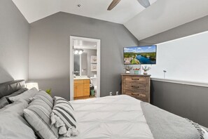 2 bedrooms, travel crib, WiFi, bed sheets - New! Waterfront Condo with Loft (Branson)