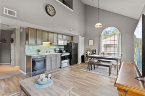 Fridge, microwave, oven, stovetop - New! Waterfront Condo with Loft (Branson)