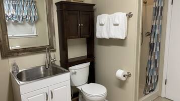 Duschwanne, Haartrockner, Handtücher, Seife