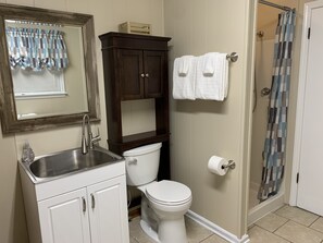 Duschwanne, Haartrockner, Handtücher, Seife