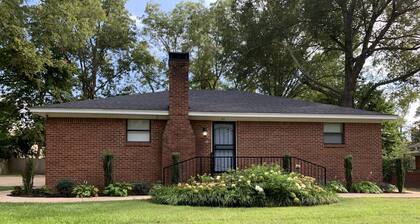 Hernando Retreat! Private, Clean, Spacious and near Hernando Town Square!