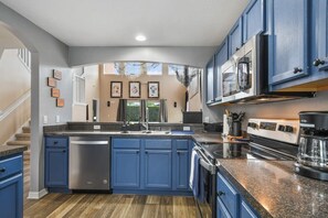 Fridge, microwave, oven, stovetop - Attention Star Wars fans! Amazing 6 BR pool (Kissimmee)