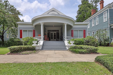 Exterior. Historic "Battle House" Apartment - Uptown Columbus