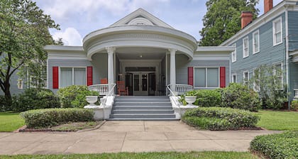 Historic "Battle House" Apartment - Uptown Columbus