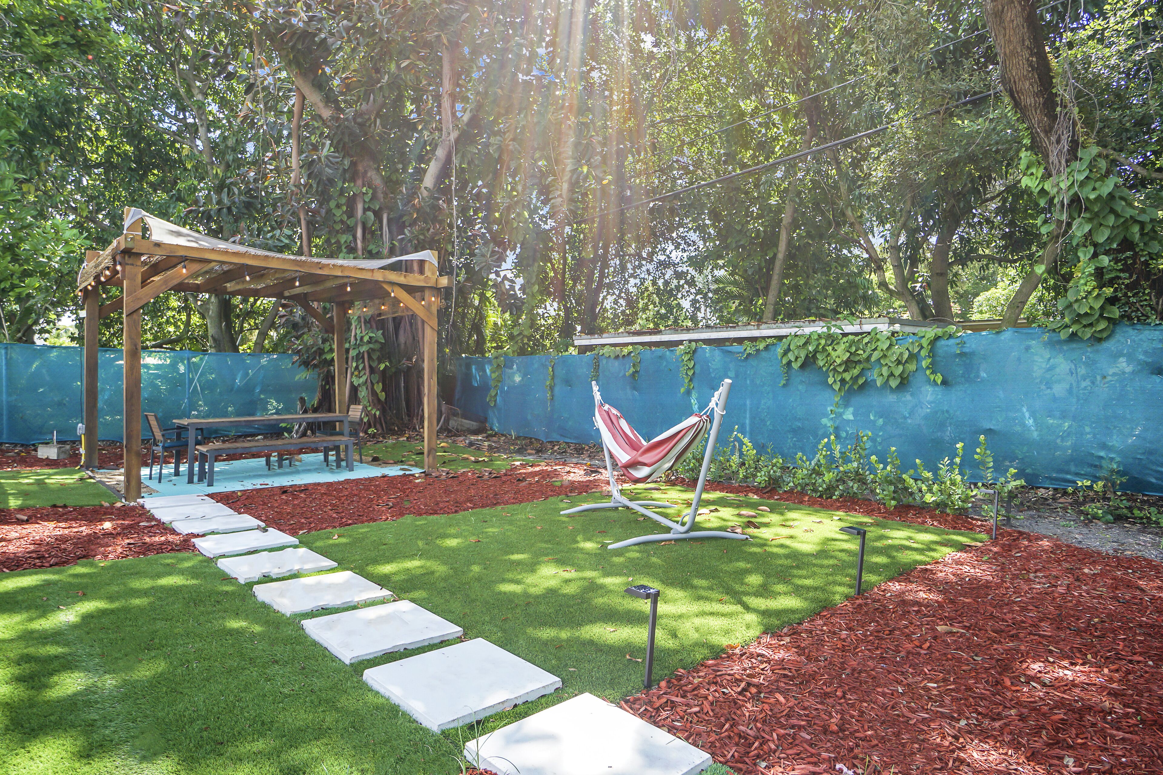 Cheerful 2 bedroom home with a sparkling pool and charming yard