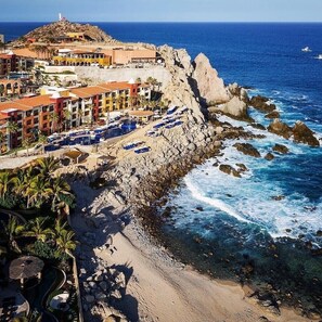 Beach nearby, sun loungers, beach towels