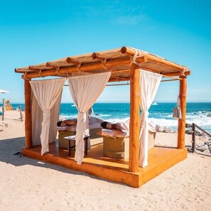 Playa en los alrededores, camastros y toallas de playa