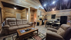 Living area - Little Wolf Cabins/The Blue Spruce Cabin close to WPG West Trailhead (Mena)