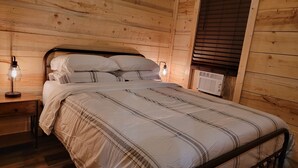 Room - Little Wolf Cabins/The Blue Spruce Cabin close to WPG West Trailhead (Mena)