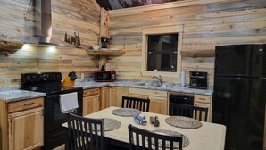 Private kitchen - Little Wolf Cabins/The Blue Spruce Cabin close to WPG West Trailhead (Mena)