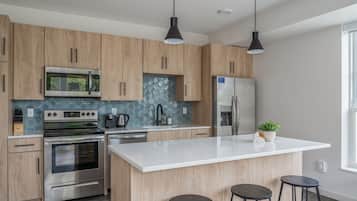 Refrigerador con freezer, horno, placa de cocina, lavavajillas