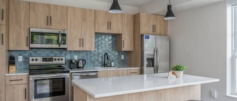 Apartament familiar, 2 dormitoris, no fumadors, balcó (Self Check-in with Virtual Front Desk) | Cuina privada | Frigorífic gran, forn, placa de cuina i rentaplats