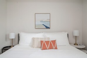 Classic Apartment, 1 Bedroom, Non Smoking, Balcony (Self Check-in with Virtual Front Desk) | Premium bedding, memory-foam beds, individually decorated - Kasa Bryn Mawr Minneapolis (Minneapolis)