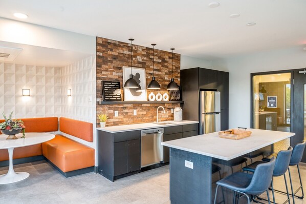 Full-sized fridge, oven, stovetop, dishwasher