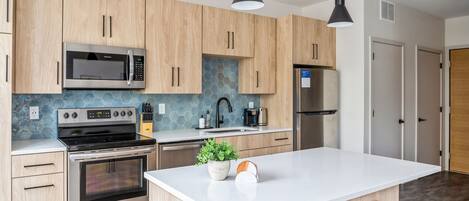 Apartamento tradicional, 1 quarto (Self Check-in with Virtual Front Desk) | Cozinha privada | Geladeira grande, fogão, cooktop, lava-louças