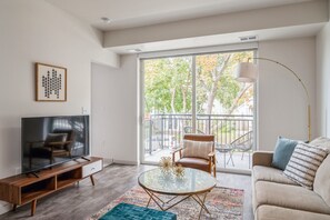 Appartement Classique, 1 chambre, non-fumeurs, balcon (Self Check-in with Virtual Front Desk) | Coin séjour | TV connectée de 49 pouces avec chaînes numériques, télévision