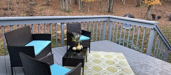 Peaceful oasis w/ outdoor fire pit, deck & dining