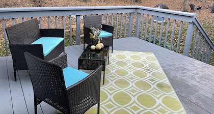 Peaceful oasis w/ outdoor fire pit, deck & dining