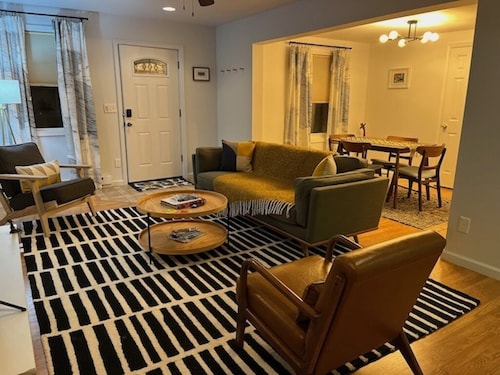 Peaceful oasis w/ outdoor fire pit, deck & dining